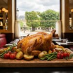 Poulet rôti doré entier avec pommes de terre, haricots verts et tomates sur planche en bois, dans brasserie avec vue sur un square.