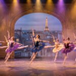 Sept ballerines en tutus bleus, violets et jaunes bondissant sur une scène de théâtre. En fond, un panorama parisien avec la Tour Eiffel.
